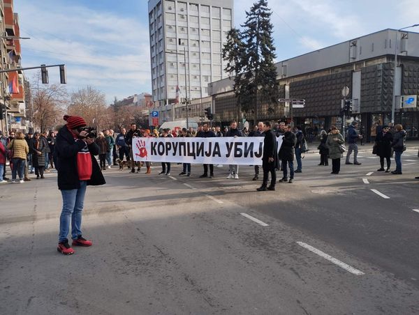 VLASNIK-FOTOGRAFIJE-Ujedinjeno-Valjevo-moze-sVAnuce-poruka-Korupcija-ubija-06-12-2024-prenosi-Objektiva.rs-News-Serbie-EUrope