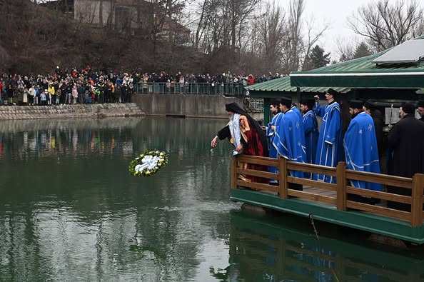 FOTO-Dragan-Krunic-Objektiva.rs-19-01-2025-Bogojavljenje-reka-Gradac-Valjevo-episkop-valjevski-Gospodin-Isihije-spusta-Casni-krst