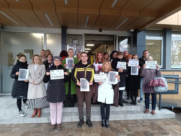 FOTO-IZVOR-Vladimir-Komemorativno-protesti-skup-Zastani-Srbijo-ispred-Doma-zdravlja-Valjevo-10-01-2025