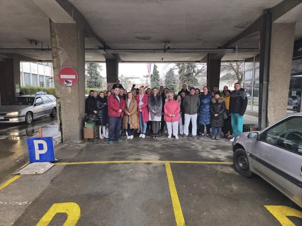 FOTO-IZVOR-Zeljko-T-komemorativno-protestni-skup-Zastani-Srbijo-ispred-valjevske-bolnice-10-01-2025