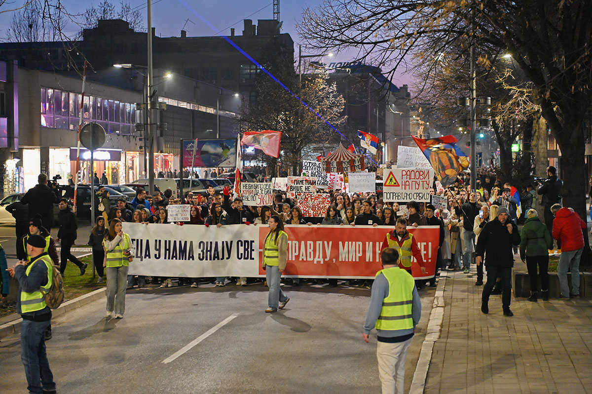 FOTO Dragan Krunić Objektiva.rs vesti Valjevo 02 2025 protest učenika srednjih škola Valjevska gimnazija protestna šetnja Karadjordjeva ulica djaci ćaci studenti mladi