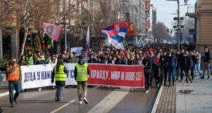 FOTO-Aleksandar-Neskovic-Protestna-setnja-ucenici-Valjevska-gimnazija-do-Skolska-uprava-Kolubarski-i-Macvanski-okrug-13-02-2025-prenosi-Objektiva.rs-vesti-News-Serbie-Europe