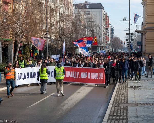 FOTO-Aleksandar-Neskovic-Protestna-setnja-ucenici-Valjevska-gimnazija-do-Skolska-uprava-Kolubarski-i-Macvanski-okrug-13-02-2025-prenosi-Objektiva.rs-vesti-News-Serbie-Europe