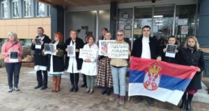 FOTO-IZVOR-Vlada-28-02-2025-komemorativno-protestna-akcija-kod-Doma-zdravlja-Valjevo