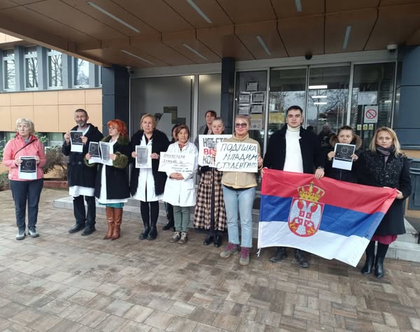 FOTO-IZVOR-Vlada-28-02-2025-komemorativno-protestna-akcija-kod-Doma-zdravlja-Valjevo