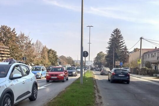 FOTO-Snezana-Jakovljevic-Krunic-za-Objektiva.rs-vesti-Valjevo-saobracaj-dupla-traka-Ulica-vladike-Nikolaja-News-Serbie-Europe