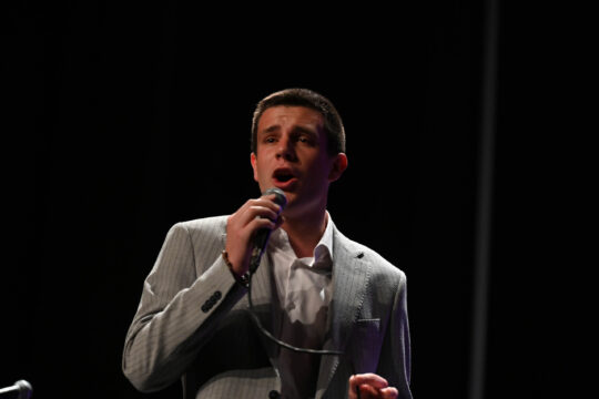 FOTO-Dragan-Krunic-Objektiva-vesti-Valjevo-03-2025-gimnazija-humanitarni-koncert-Petar-Uskokovic