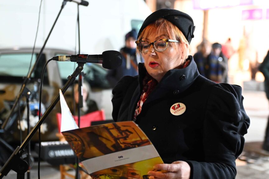 FOTO-Dragan-Krunic-Objektiva.rs-02-03-2025-protest-Valjevo-obracanje-Vesna-Matic-prof-geografije-u-Ekonomska-skola