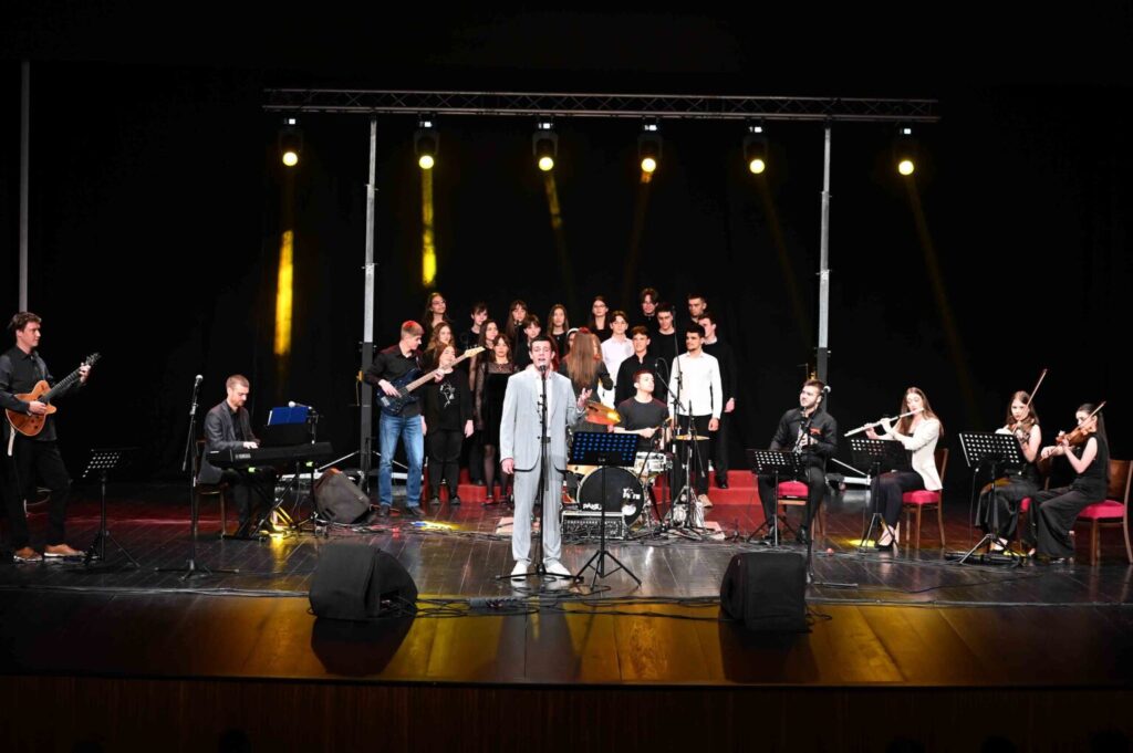 Da na mladima svet ostaje imali smo priliku da se uverimo pre par večeri na velikoj sceni Centra za kulturu, gde je svoj prvi solistički koncert, uz to i humanitarni, održao valjevski gimnazijalac Petar Uskoković sa prijateljima