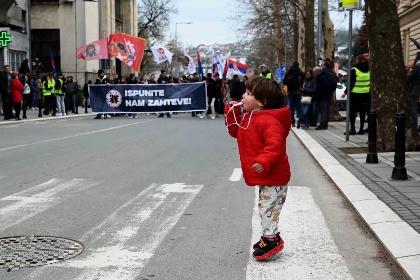 Učesnike protestne šetnje priređene radi podrške zahtevima gimnazijalaca gađali u Karađorđevoj u Valjevu