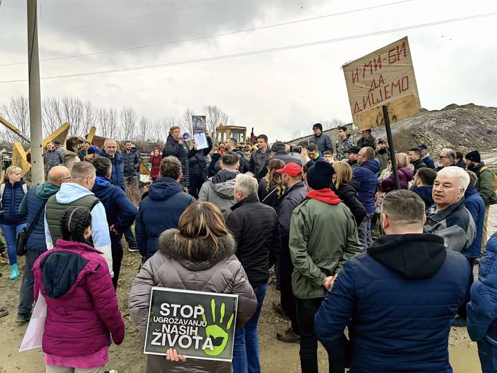 FOTO-Dragan-Krunic-Objektiva.rs-vesti-01-03-2025-Protest-kod-deponije-u-Valjevu-Transparent-I-mi-bi-da-disemo