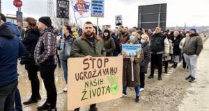 FOTO-Dragan-Krunic-Objektiva.rs-vesti-01-03-2025-Protest-kod-deponije-u-Valjevu-Transparent-Stop-ugrozavanju-nasih-zivota