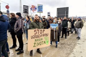 FOTO-Dragan-Krunic-Objektiva.rs-vesti-01-03-2025-Protest-kod-deponije-u-Valjevu-Transparent-Stop-ugrozavanju-nasih-zivota