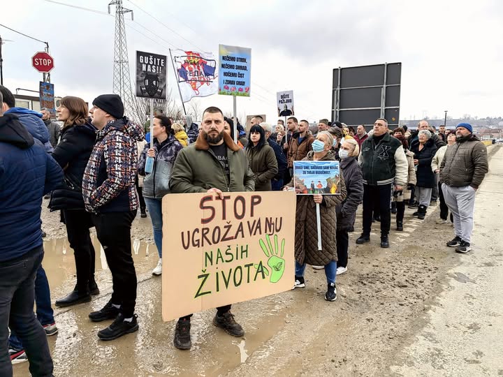 FOTO-Dragan-Krunic-Objektiva.rs-vesti-01-03-2025-Protest-kod-deponije-u-Valjevu-Transparent-Stop-ugrozavanju-nasih-zivota