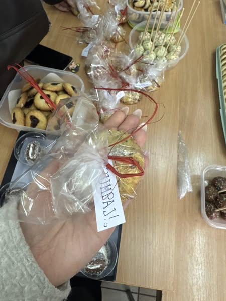 FOTO-Milica-T-25-03-2025-Gimnazijalci-humanitarna-akcija-za-dva-profesora-zapakovani-artikli-pumpaj