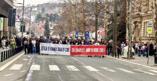 FOTO-Snezana-Jakovljevic-Krunic-za-Objektiva.rs-vesti-Valjevo-News-Serbie-Europe-03-2025-gimnazijalci-profesori-i-sugradjani-protest-Ulica-Vuka-Karadzica-ispred-Valjevske-gimnazije