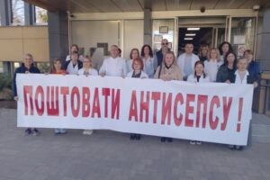 Foto-izvor-Vlad-21-03-2025-tisina-ispred-Dom-zdravlja-Valjevo