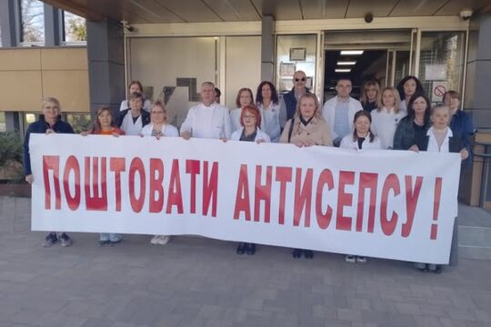 Foto-izvor-Vlad-21-03-2025-tisina-ispred-Dom-zdravlja-Valjevo
