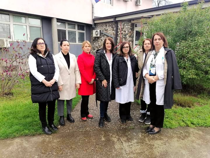 FOTO IZVOR Bilja 04 04 2025 deo zaposlenih u Zavodu za javno zdravlje ZZJZ Valjevo nakon 16 minuta tišine