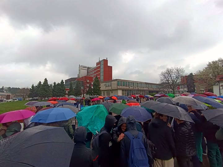 FOTO IZVOR Vlada 03 04 2025 zdravstveni radnici podrška studentima skup u Bolnica Valjevo