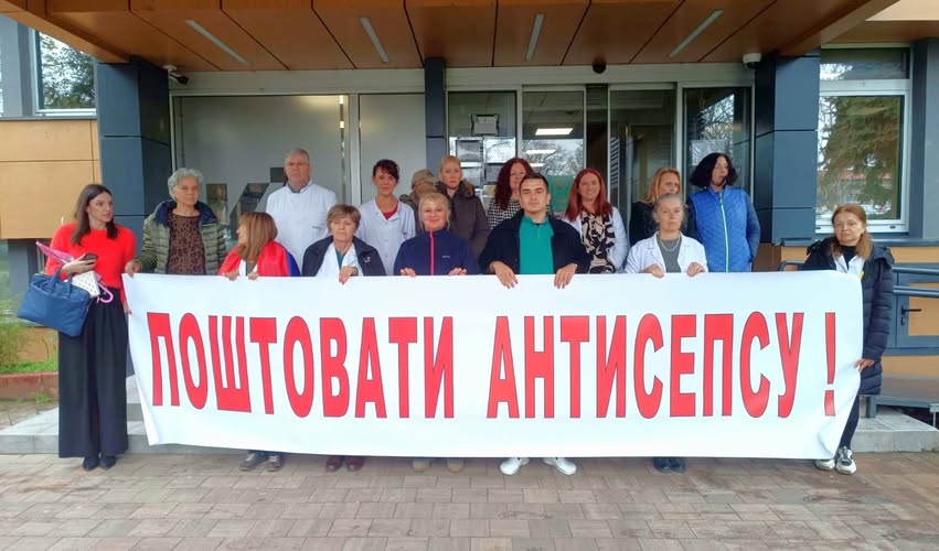FOTO IZVOR Vlada 04 04 2025 16 minuta tišine ispred Doma zdravlja Valjevo lekari medicinsko i nemedicinsko osoblje