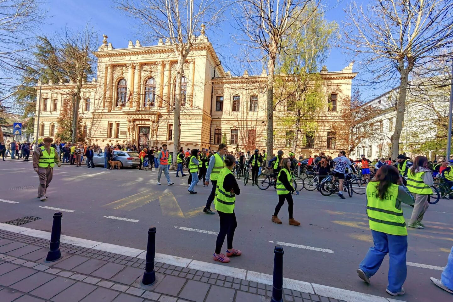 VIDEO: Uz podršku valjevskih gimnazijalaca, studenti biciklisti nastavili put prema Kraljevu