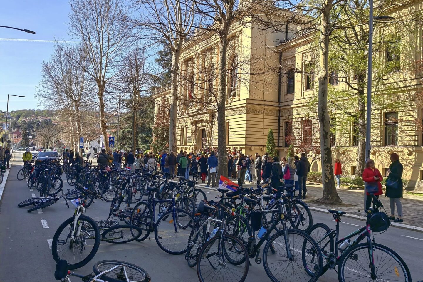 Gimnazijalci osudili pisanje portala lista Alo