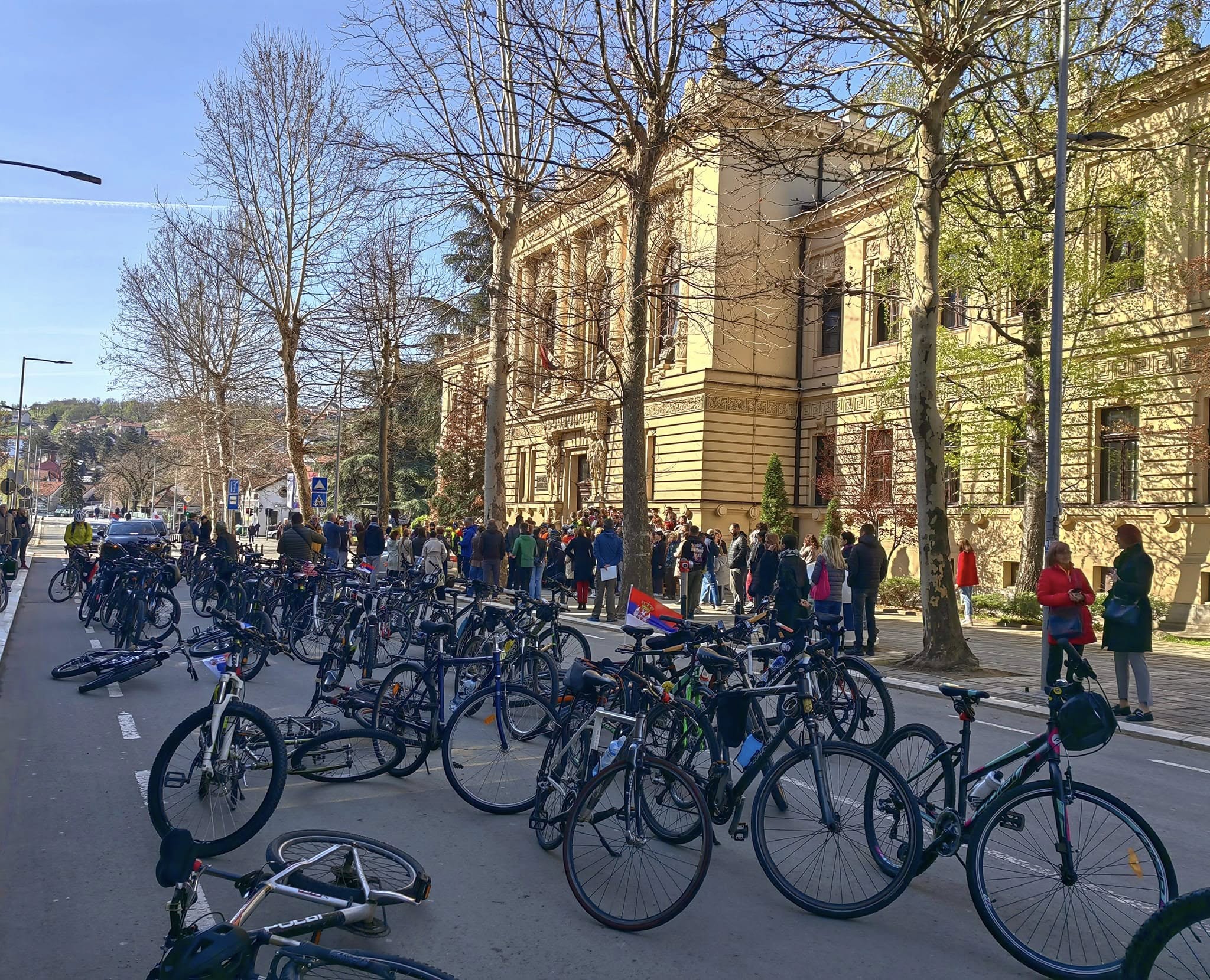 FOTO Snežana Jakovljević Krunić za Objektiva.rs vesti News Serbie 11 04 2025 studenti biciklisti gimnazijalci zajedničko fotografisanje