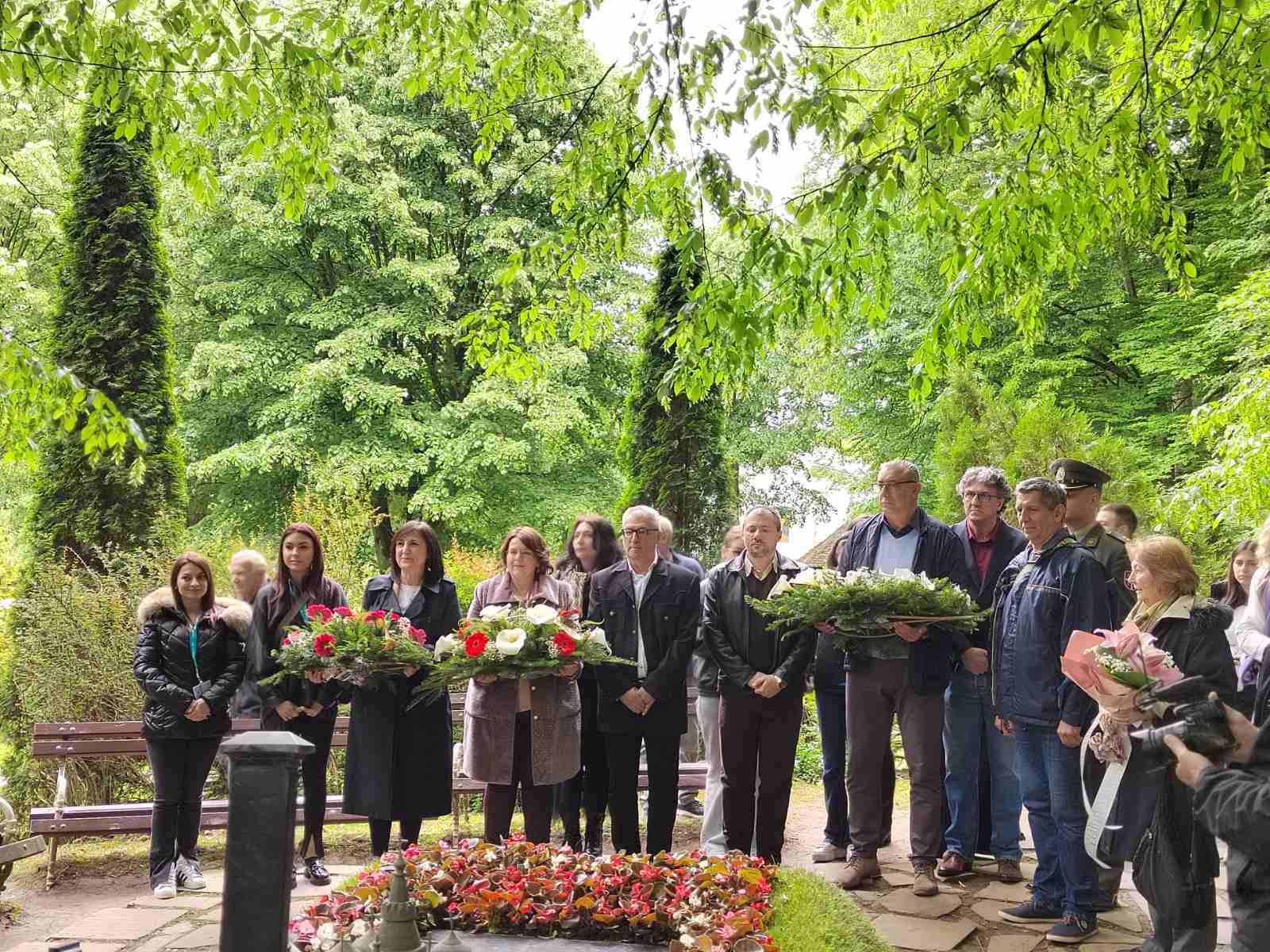 Foto-Ivan-Simic-16-05-2025-polaganje-cveca-na-humku-Desanke-M-u-Brankovini