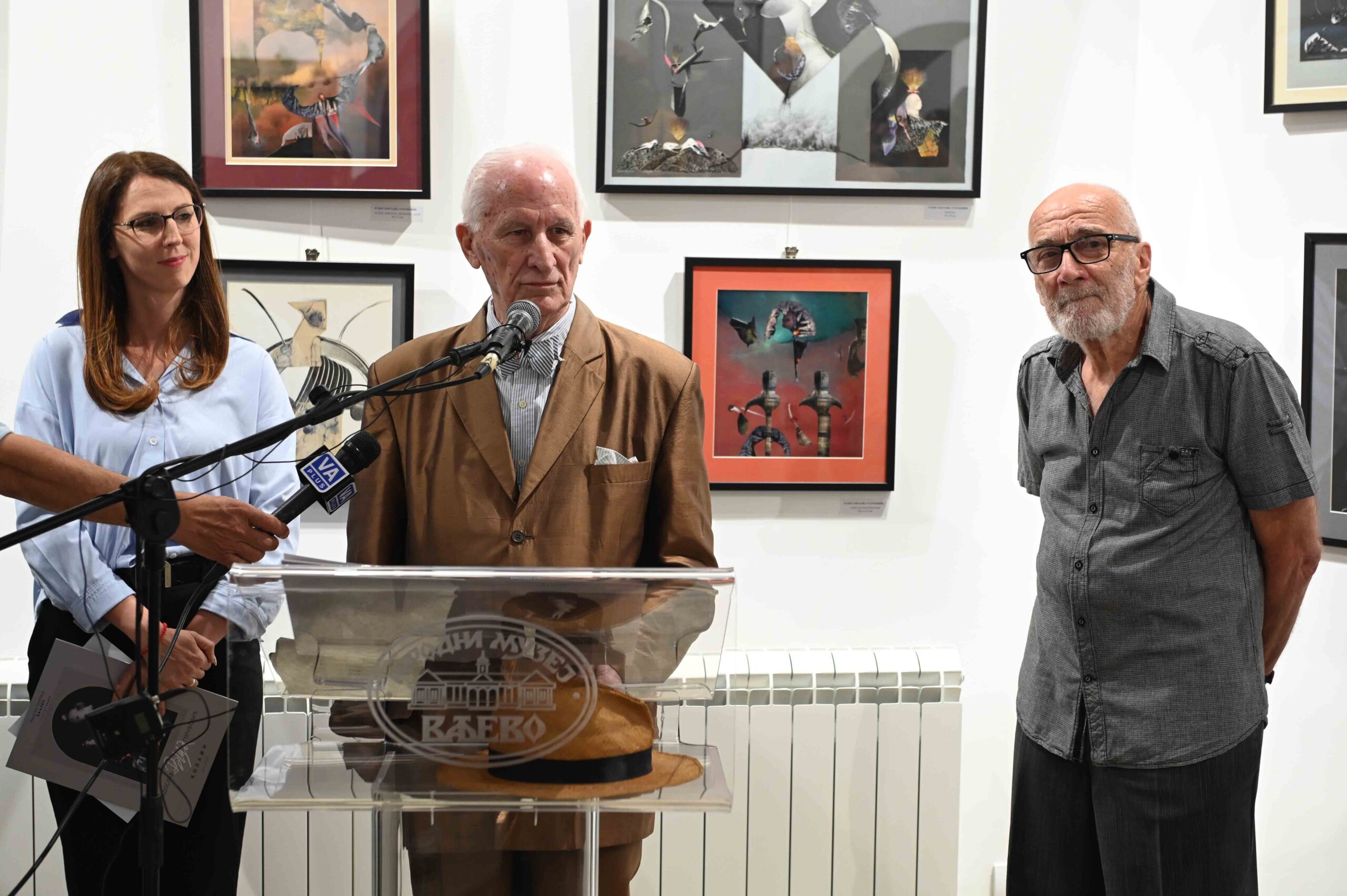 FOTO Dragan Krunić Obhjektiva.rs News 06 2025 Marija Đurić, Matija Bećković i Radoslav Raša Golubović izložba Kolaži Gradska galerija Valjevo