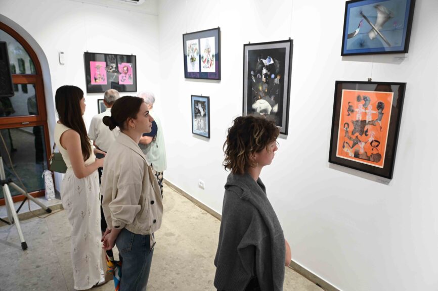 FOTO Dragan Krunić Objektiva.rs News 06 2025 izložba Kolaži u organizaciji Modene galerije Valjevo u City galeriy