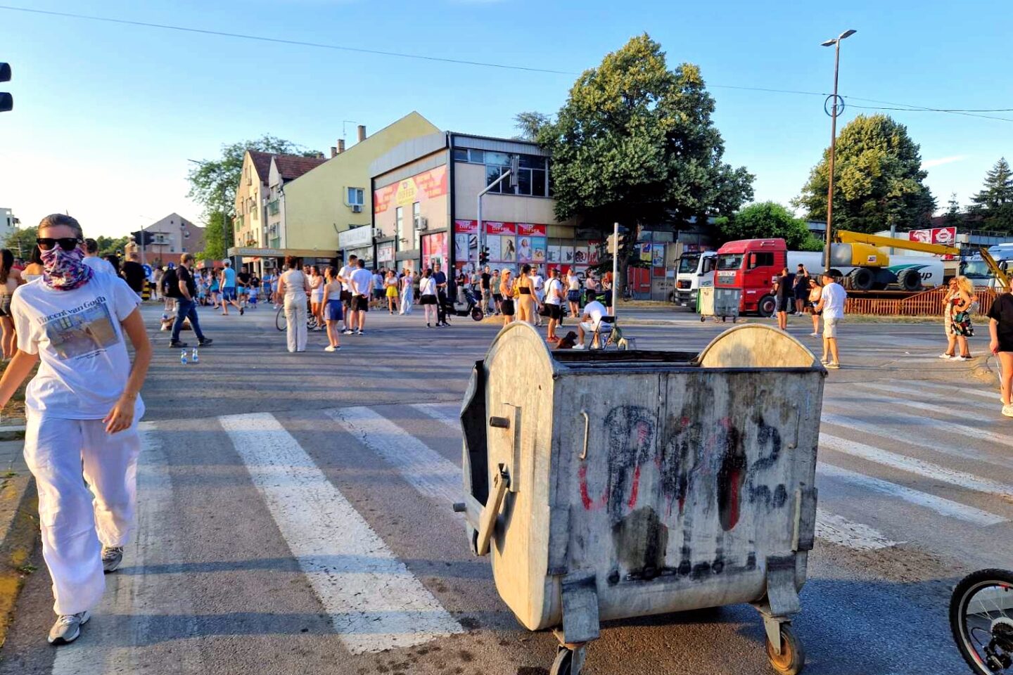 VIDEO: Valjevke i Valjevci na blokadama zaustavili provokatora