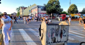 blokada Ulice vladike Nikolaja u Valjevu raskrsnica sa Sindjelićevom ulicom 30 06 2025 FOTO Objektiva.rs DoK