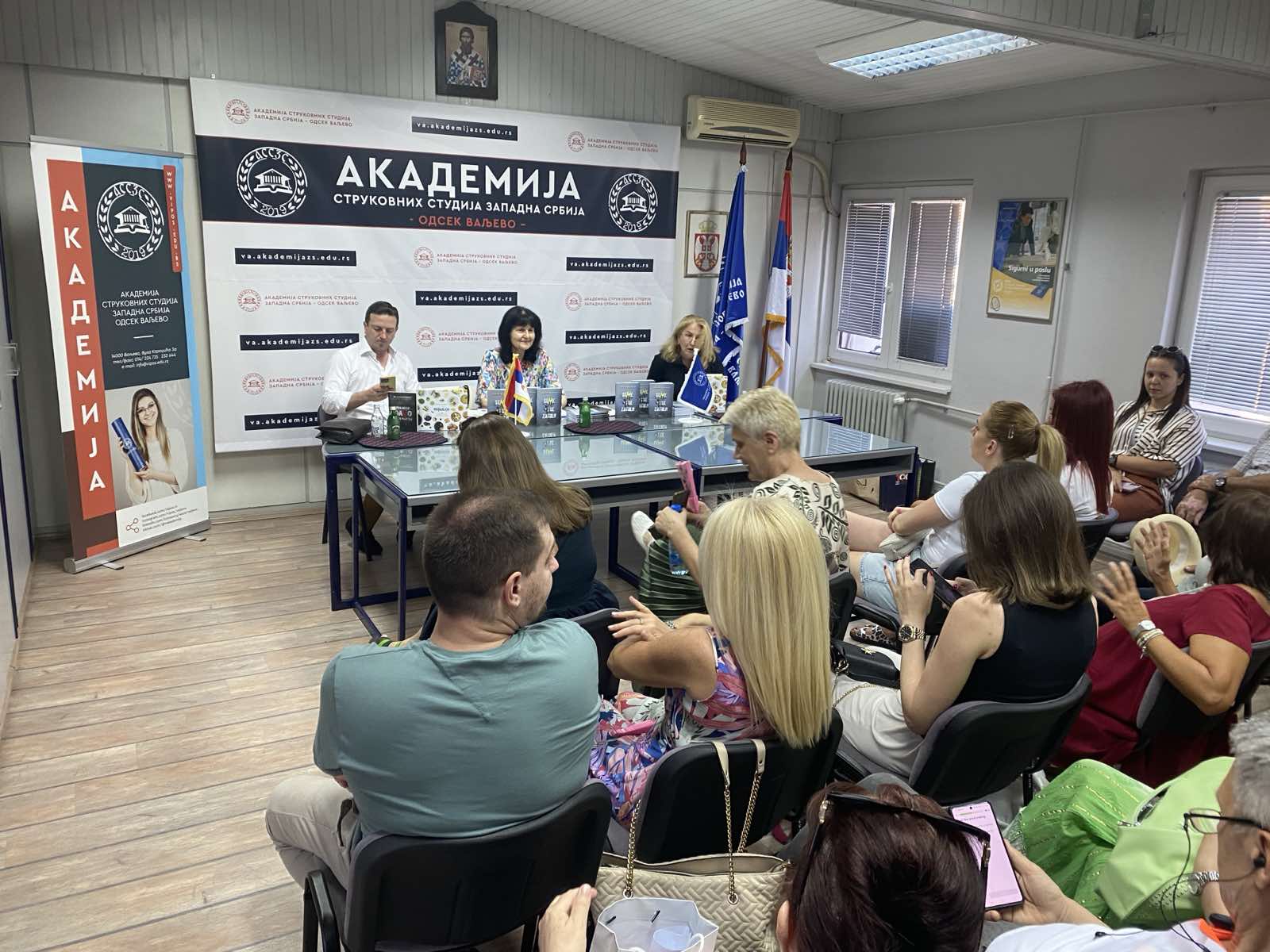 foto izvor Akademija strukovnih studija Zapadna Srbija Odsek Valjevo promocija romana Seme ti se zatrlo profesora Veljka Mijuškovića 06 2025 prenosi Objektiva.rs