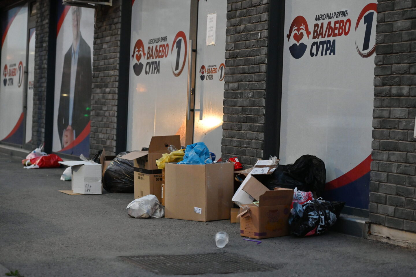 Smećem na prostorije SNS