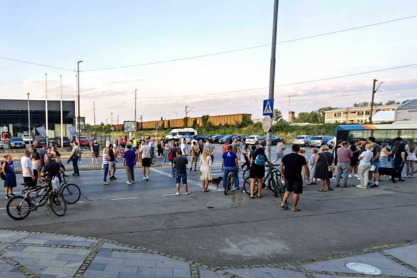 Deveti dan blokada u Valjevu – Građani prelazili pešački ispred MUP-a
