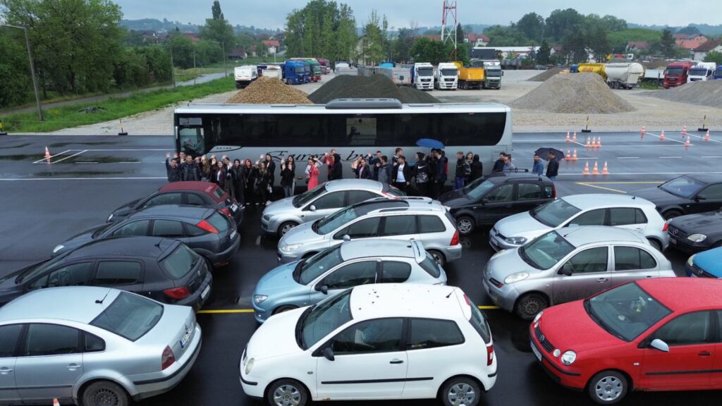 Foto izvor LOKALNI ODGOVOR projekat Promocija korišćenja autobuskog saobraćaja 07 2025 broj putnika u autobusu menja mnogo automobila učenici Tehnička saobraćajni smer Valjevo