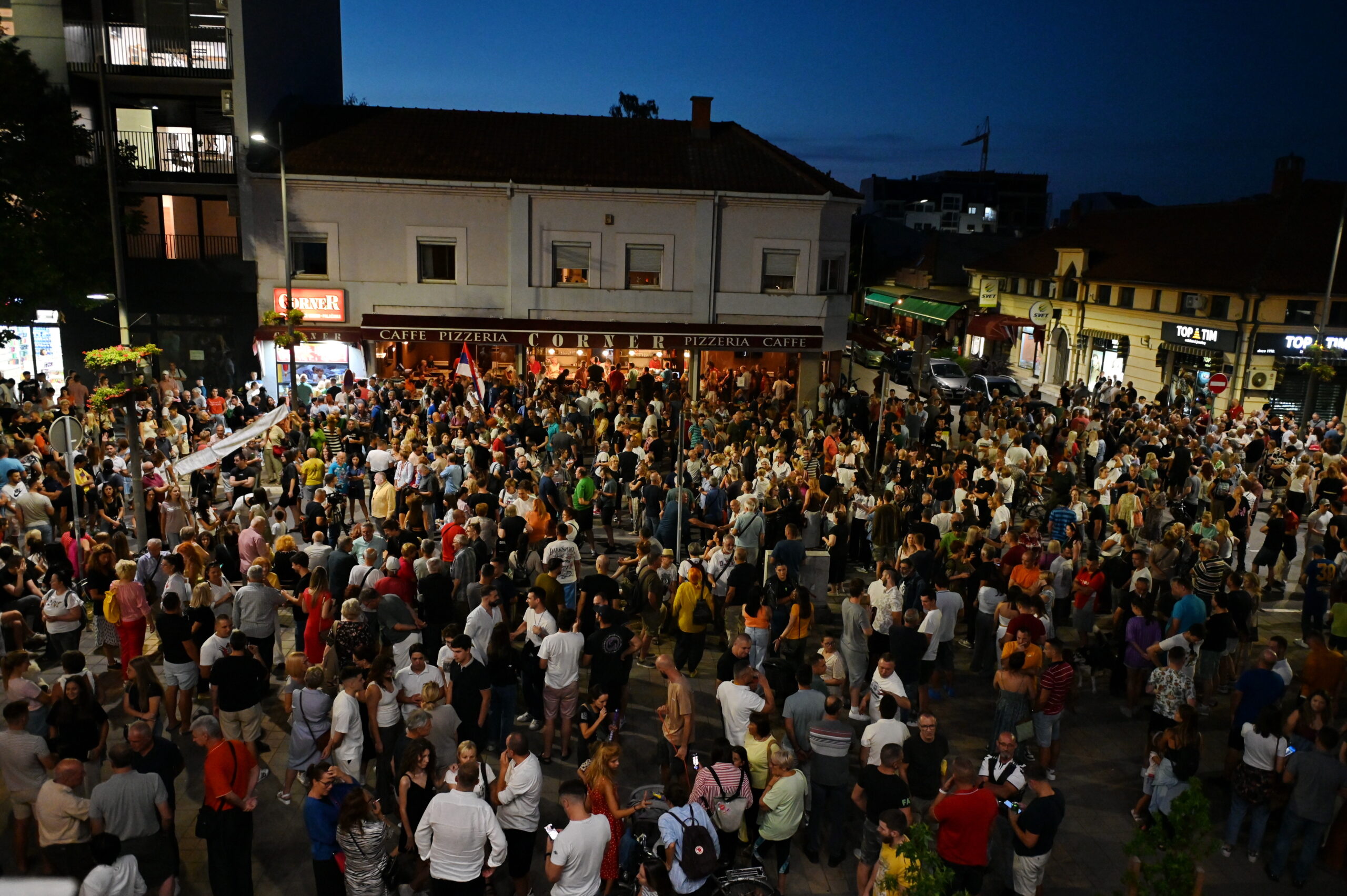foto DoK Objektiva.rs News Serbie Valjevo Kolubara Europe Poland 28 07 2025 okupljeni gradjani na Kafa u Corner-u radi solidarnosti podrške