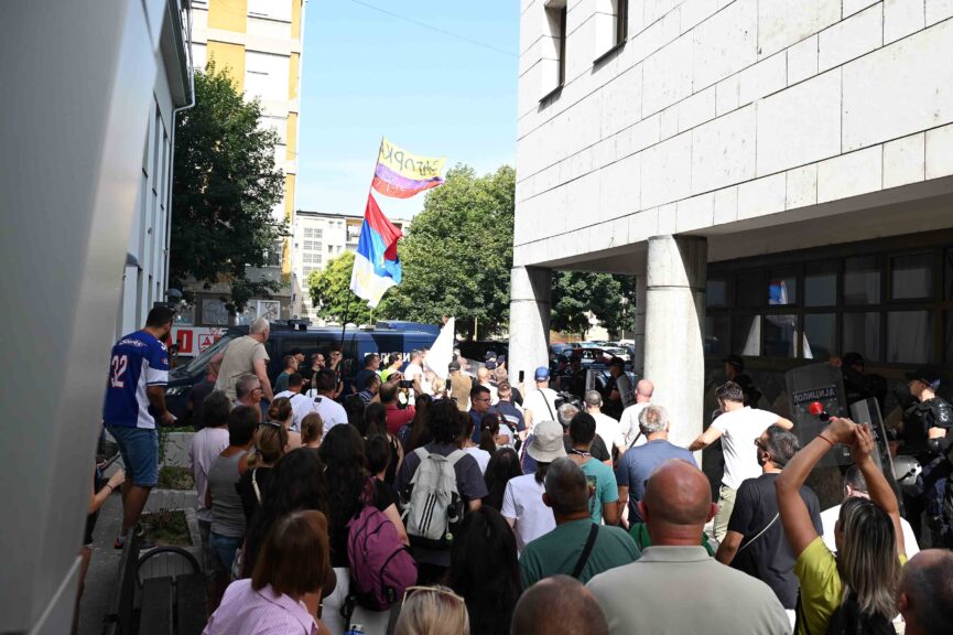 foto DoK Objektiva.rs news serbie Europe 26 07 2025 protest gradjana ispred tužilaštva u Valjevu 2 26 07 2025
