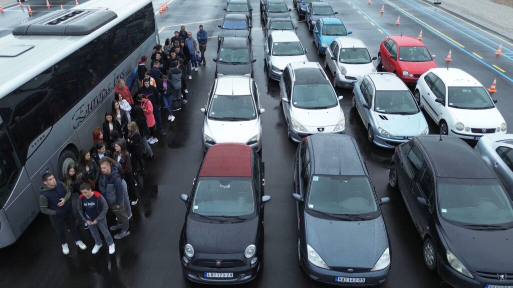 foto izvor Lokalni odgovor 07 2025 projekat Promocija korišćenja gradskog saobraćaja paralela broj automobila i jedan autobus