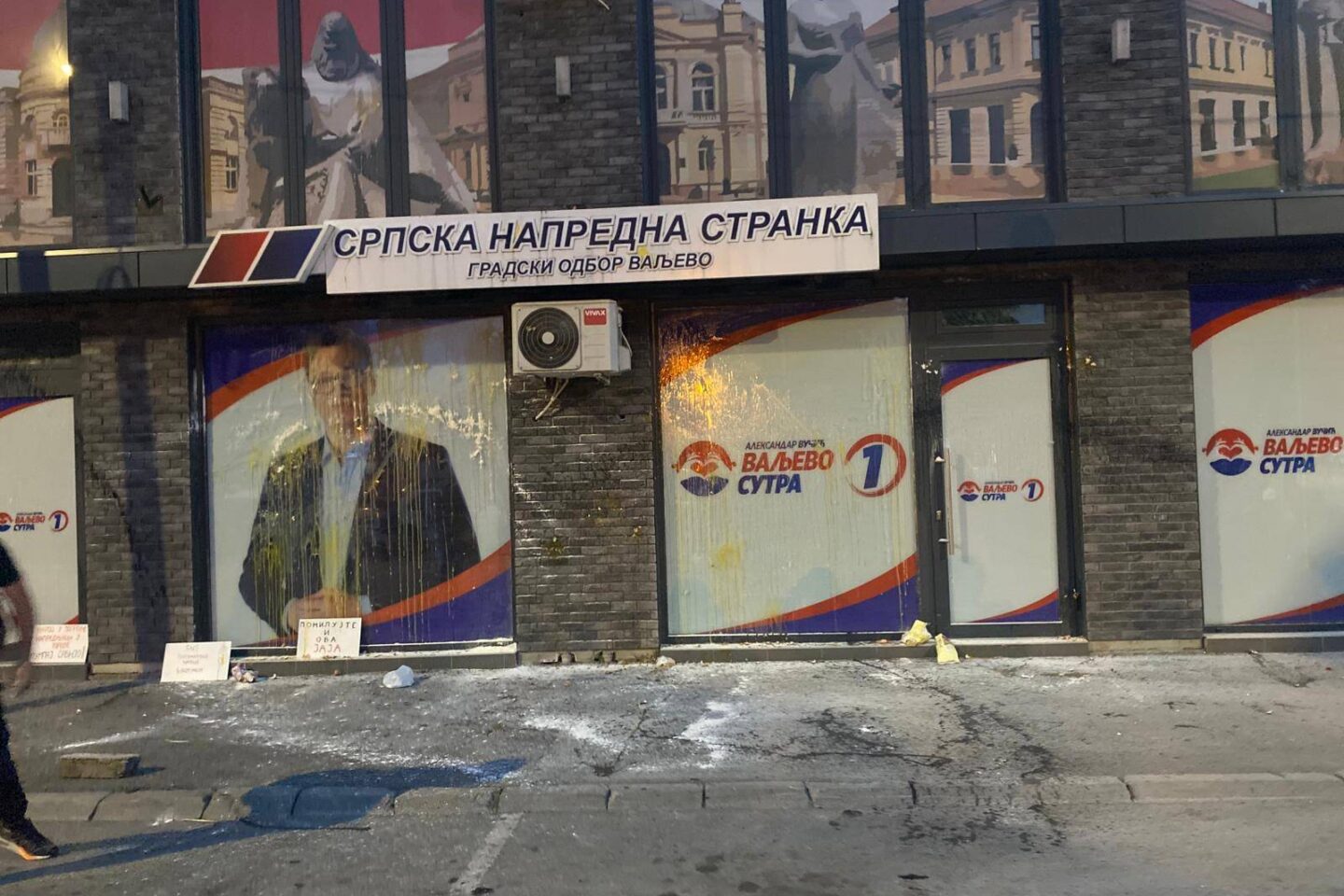 Valjevski ZBOR ukazao na selektivnu primenu zakona u Srbiji “pohujući” izlog prostorija stranke na vlasti