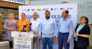 foto izvor koalicija Ujedinjeno Valjevo može kzn Svanuće 31 07 2025 ispred sedišta jls valjevo