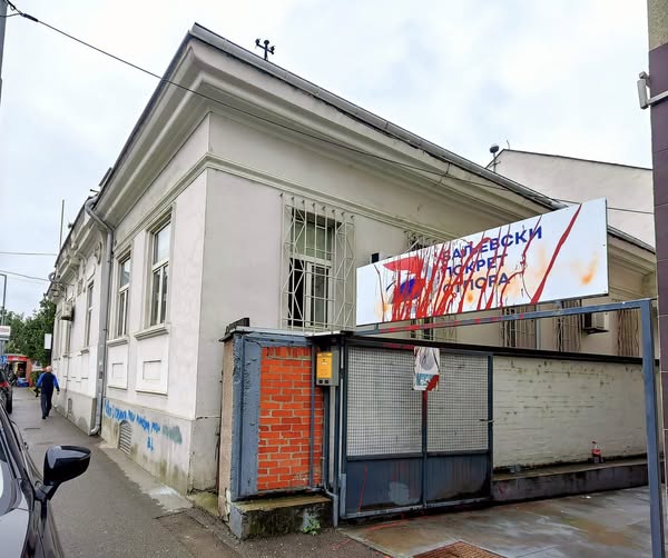 foto sjk za Objektiva.rs 29 07 2025 napad na Branka Ivkovića i VPO ali ispisana poruka na zgradi Katastar Valjevo news serbie politika Low Balkan kolubara