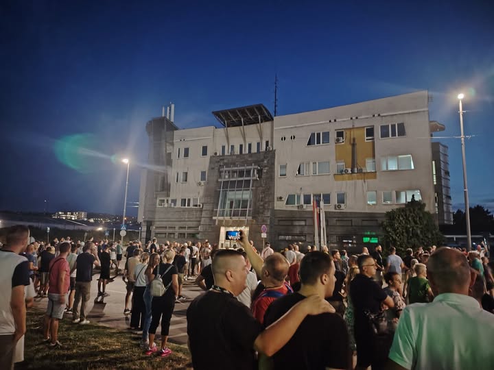 FOTO Slobodan Ć. Protest u Valjevu ispred zgrade Policije 15 08 2025 News Serbie Kolubara Balkan Europe