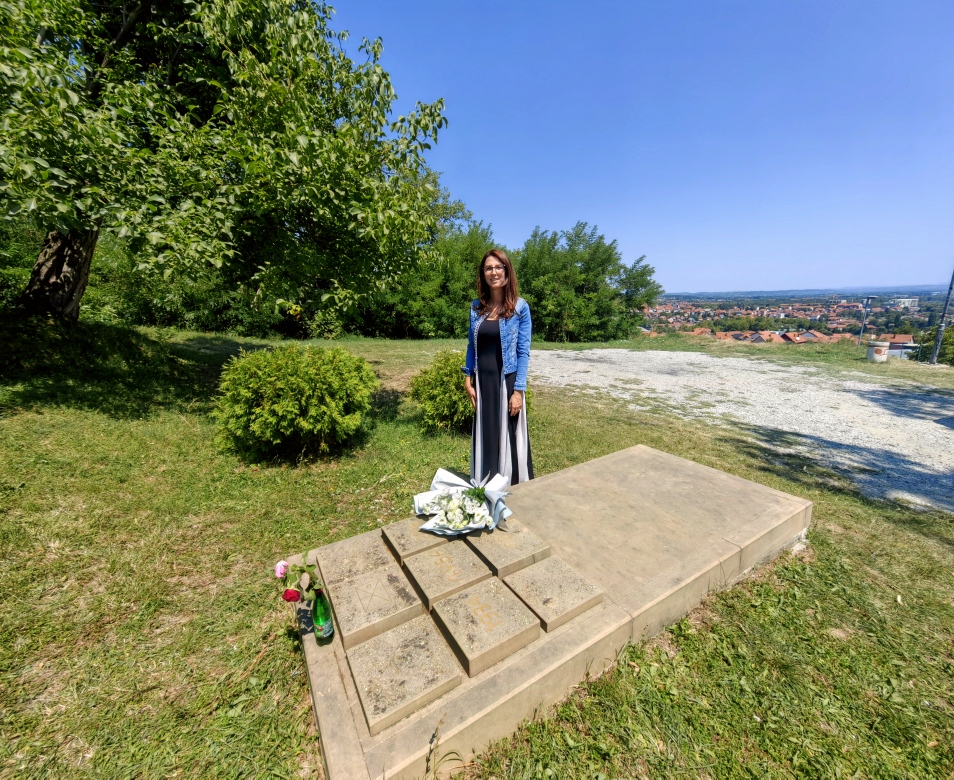 FOTO Snežana Jakovljević Krunić za Objektiva.rs vesti Valjevo News Serbie Europe 08.2025. Marija Djurić direktorka Moderne galerija Valjevo polaže cveće na grob slikara Ljube Popovića