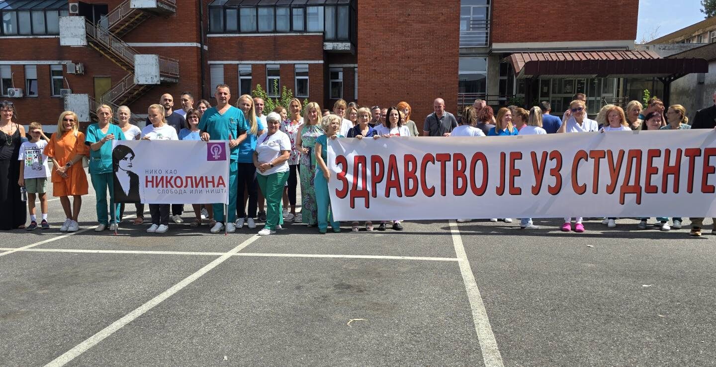 „16 minuta tišine“ ispred zdravstvenih ustanova u Valjevu – Zdravstvo je uz studente