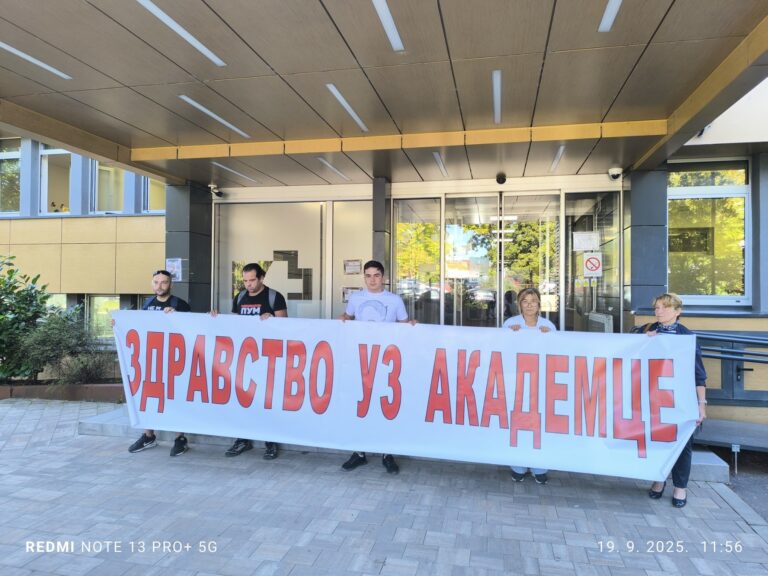Foto izvor Đ 19 09 2025 deo zaposlenih u Domu zdravlja 16 minuta tišine