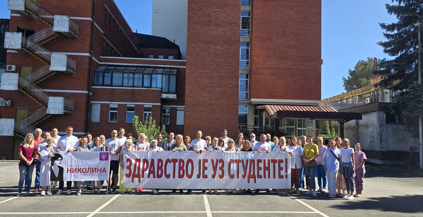 Održano „16 minuta tišine“, večeras zbor na Trgu