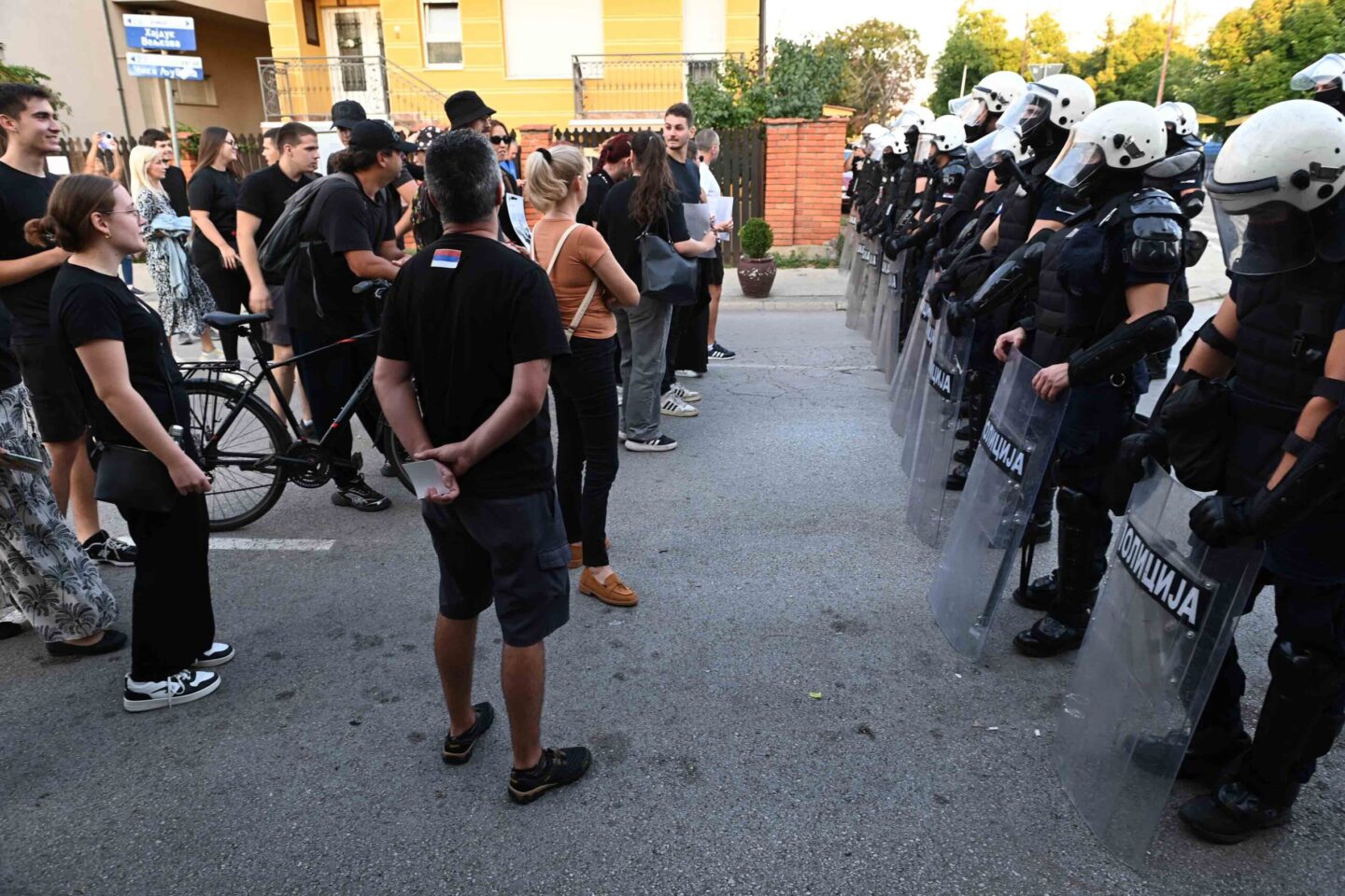 Valjevski Zbor održao opelo SNS ispred kordona policije