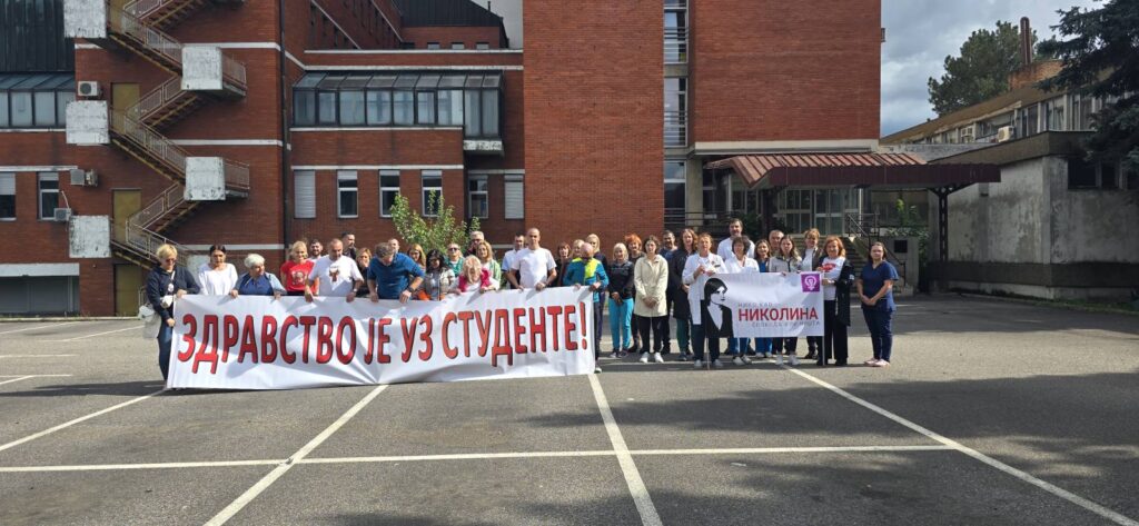 Foto izvor iz Bolnice 10 10 2025 komemorativno protestni skup 16 minuta tišine
